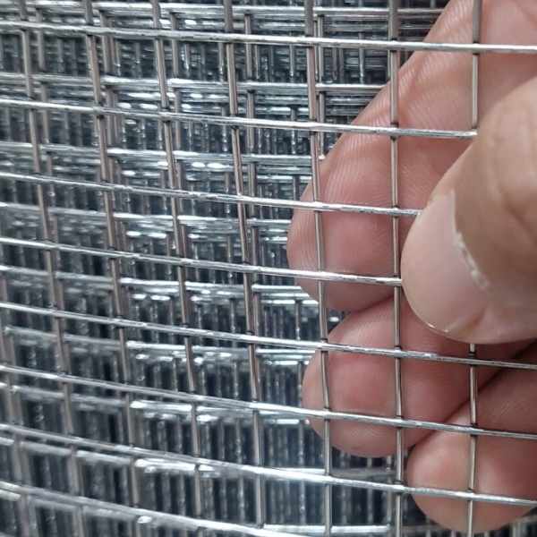 imagem mostrando uma mão humana segurando a tela soldada, destacando a abertura da tela