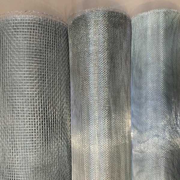 3 rolos de aberturas diferentes da tela para peneira vistos de frente