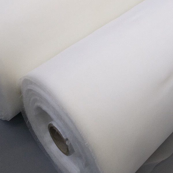 Rolo de tecido para filtro em poliéster multifilamento branco utilizado em processos de filtração industrial