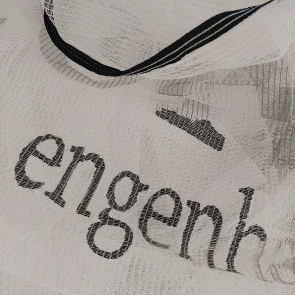 tela fachadeira com logo aplicada e costura refroçada