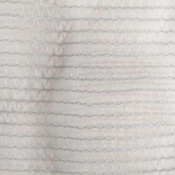 Detalhe de tela antigranizo branca esticada, destacando a malha fina e uniforme sobre fundo claro.