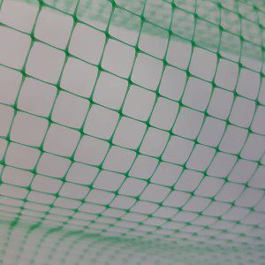 Tela de polietileno abertura 8 x 8 mm reforçada cor verde