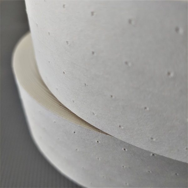 2 rolos de fita de papel microperfurada visto de perto