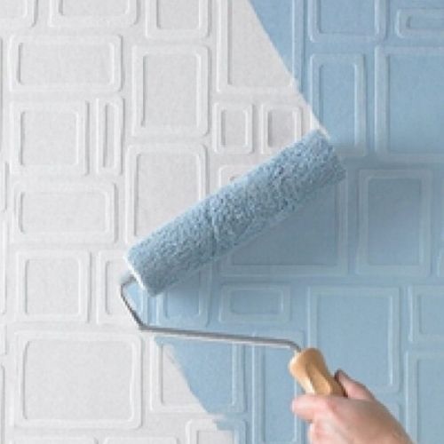 Papel de parede de fibra de vidro aplicado recebendo primeira mão de tinta azul