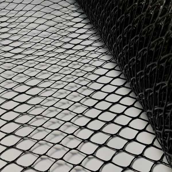 detalhe da abertura da tela plástica para cerca