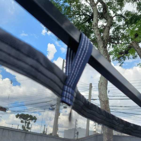 detalhe de fixação da tela no protetor de roçagem versátil
