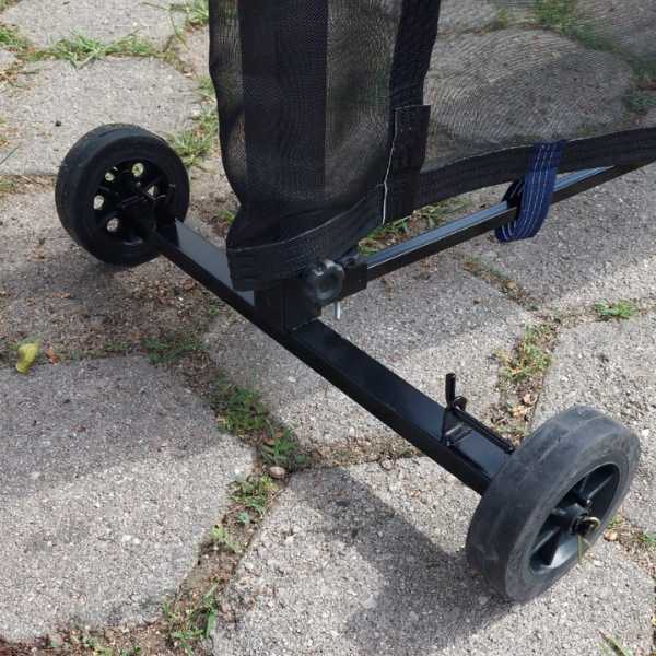 detalhe da rodinha e trava do protetor de roçagem versátil