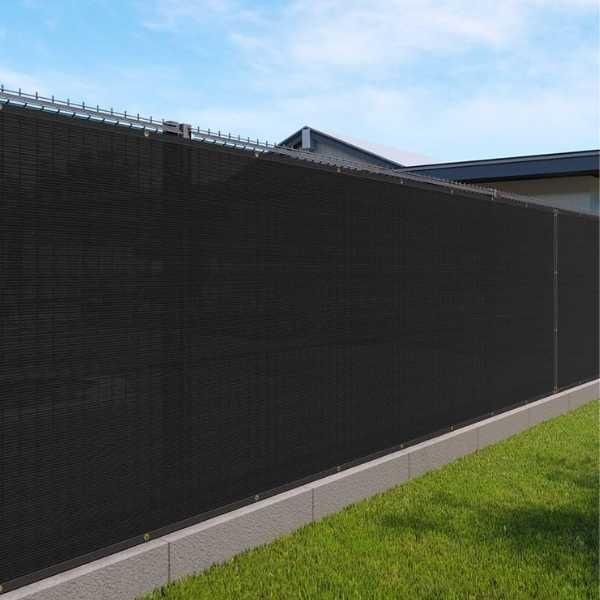 tela de privacidade preta instalada em uma cerca residencial