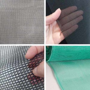 Montagem com quatro fotos em close de telas plásticas finas para alevinos, em diferentes tramas e cores, incluindo detalhes com a mão mostrando a transparência da malha e um rolo de tela verde estendido.