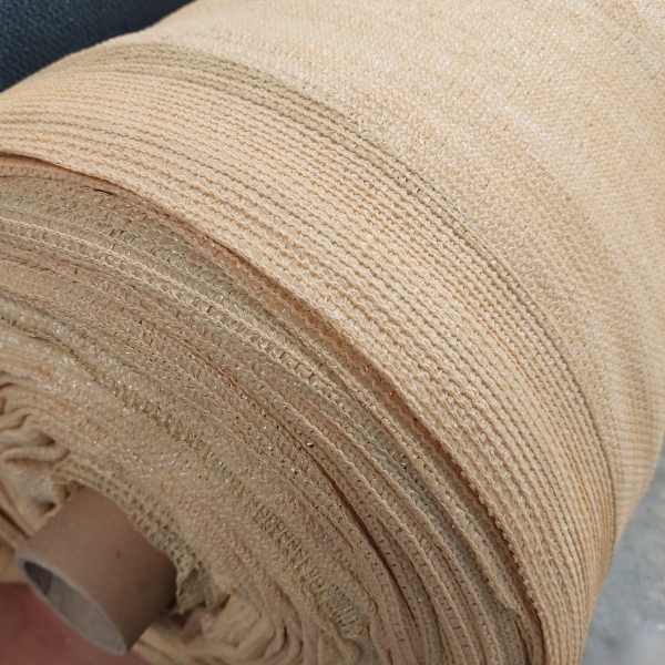 Rolo de tela shade bege para sombreamento, material resistente indicado para fabricação de coberturas, toldos, pergolados e projetos sob medida.