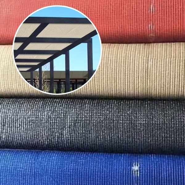 recorte de imagem com um exemplo de toldo sombreamento shade impermeável e 4 rolos alinhados