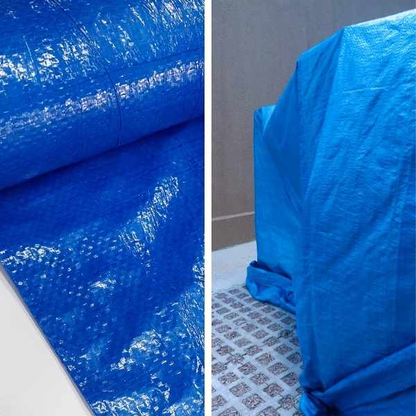 recorte de imagem mostrando um rolo de Lona de polietileno impermeável azul e um exemplo de uso