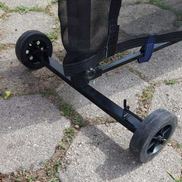 Detalhe da rodinha e trava do protetor de roçagem retrátil preto