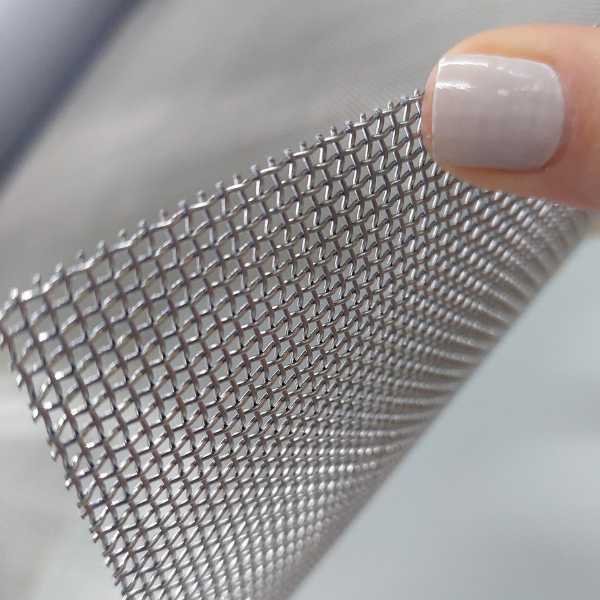 imagem mostrando uma mão humana segurando a tela aço inox 304 visto de perto