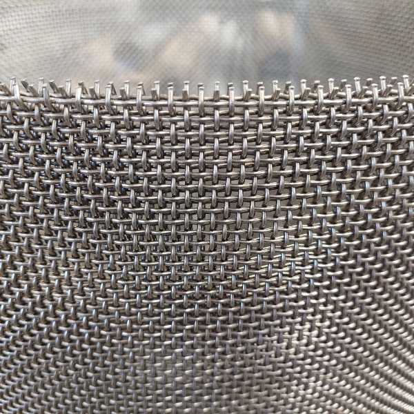 imagem mostrando um rolo de tela de aço inox 304 visto de perto