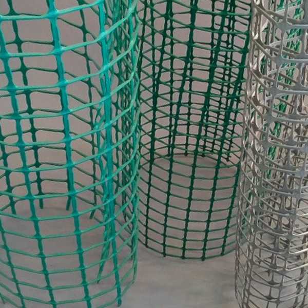 Detalhe do protetor de árvore de tela verde e tela cinza