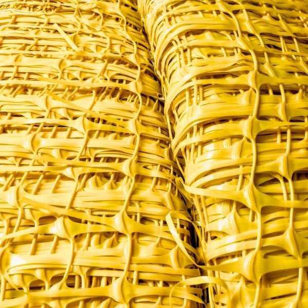 imagem detalhe de dois rolos de tela tapume amarela