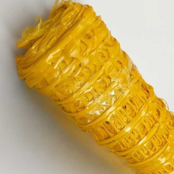 um rolo de tela tapume amarela