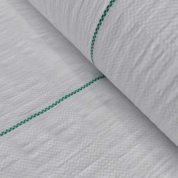Detalhe da textura da tela de ráfia de solo branca com linha guia verde para instalação e alinhamento