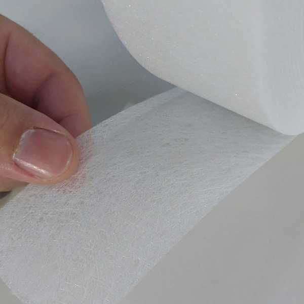Aplicação de fita véu de vidro em detalhe, material de alta resistência para reforço de impermeabilização e prevenção de fissuras